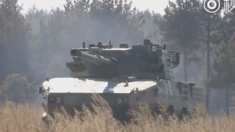 国产ZTL-11轮式装甲突击车实弹射击